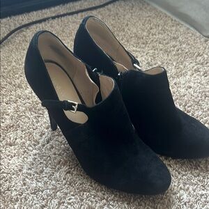 Nine West Black Heeled Boots with Modern Cut-Out Design